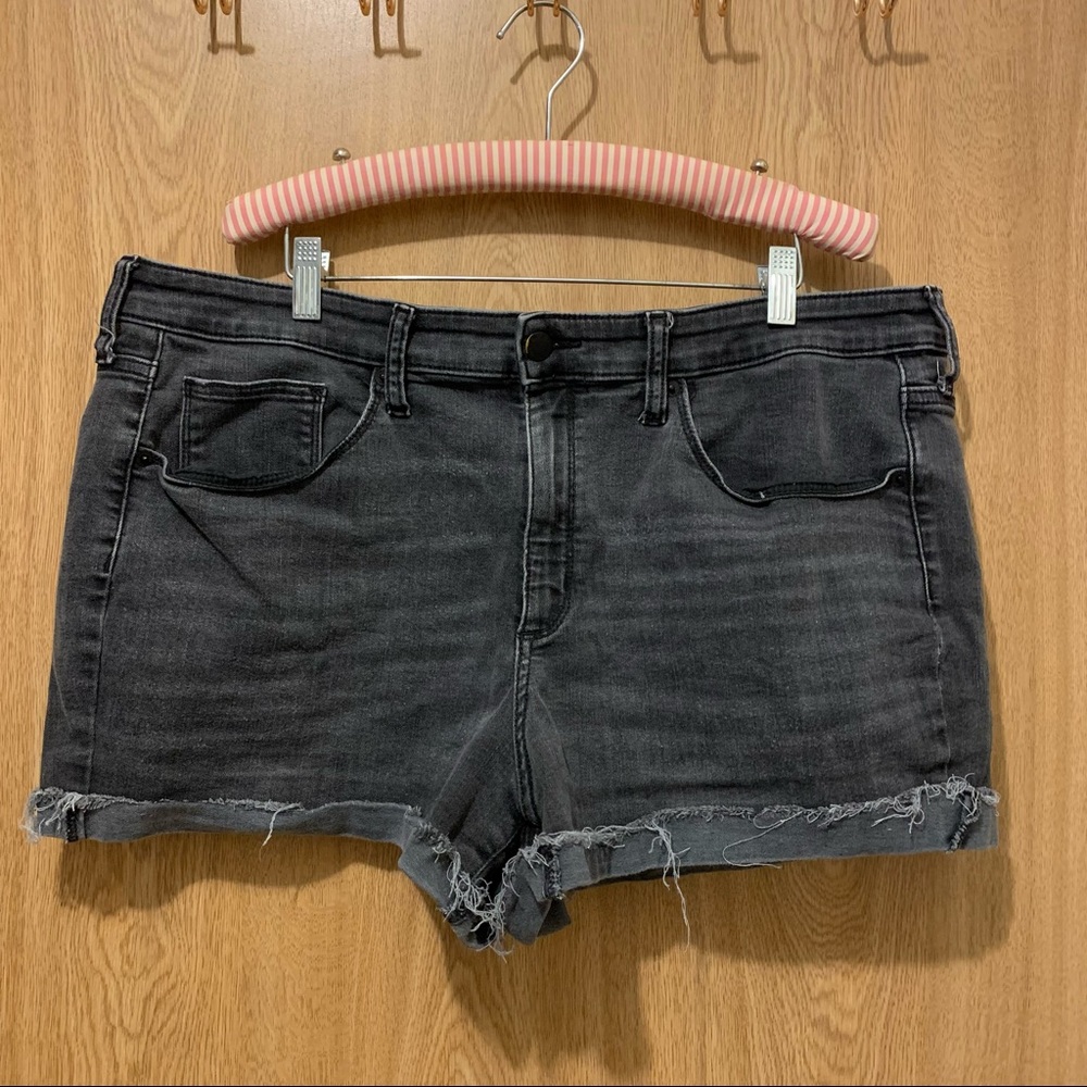 Universal Thread High Rise Midi Short size 18